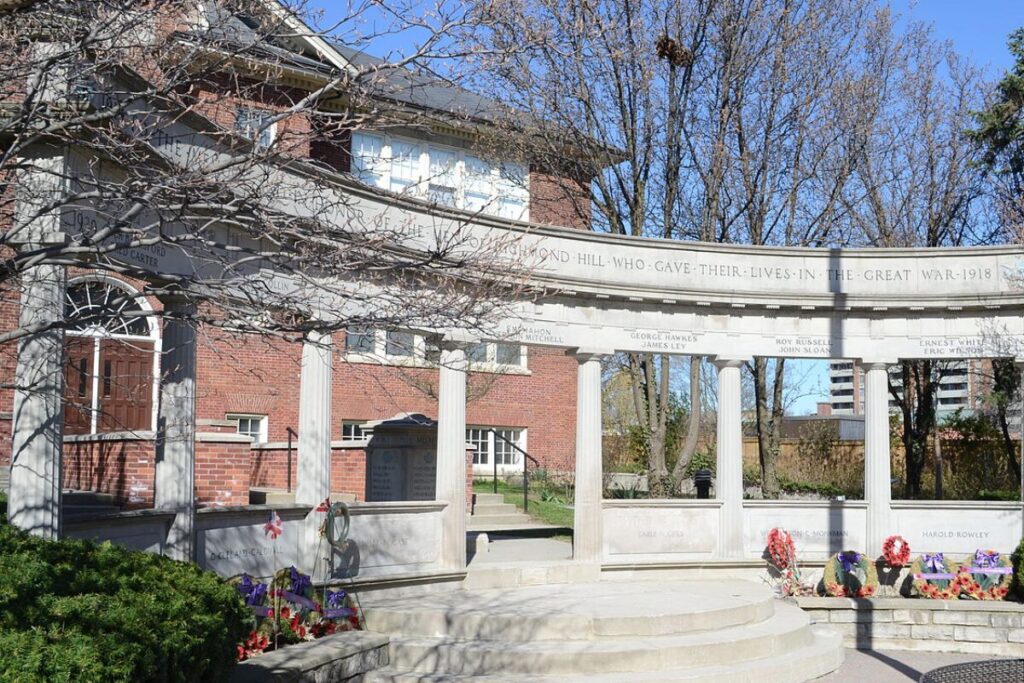 Stone cenotaph honoring World War I soldiers in Richmond Hill.